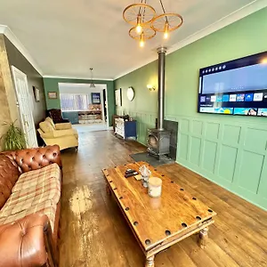  Holiday home 5 Bedroom House - Large Garden With Hot Tub - Sleeps 11 - Close To - Free Parking